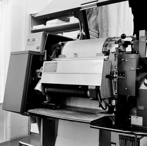 154316 Afbeelding van de IBM 1403 rpinter, behorende bij de Bull computer (IBM 1401) van de N.S. in een van de ...
